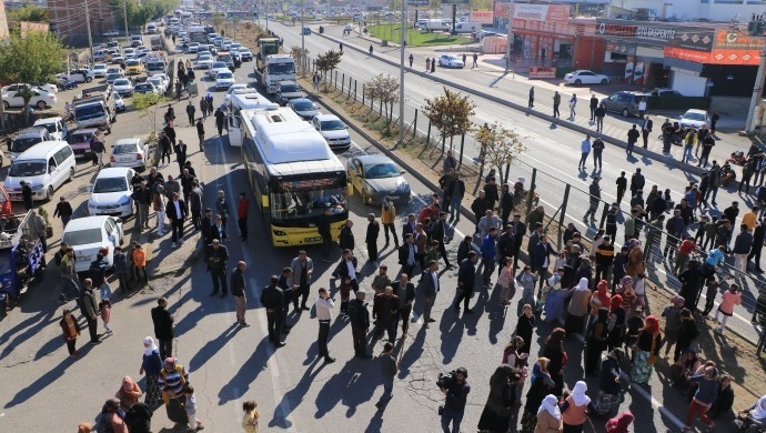 Elektriği kesilen mahalleli yolu kapattı!