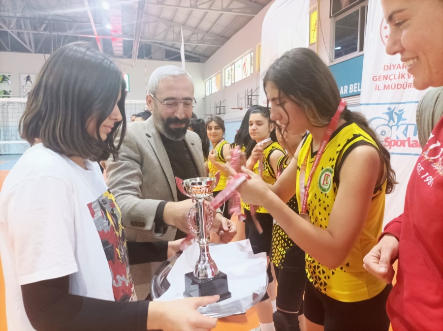 Liseler arası kızlarda şampiyon Halide Edip Adıvar Anadolu Lisesi ! 