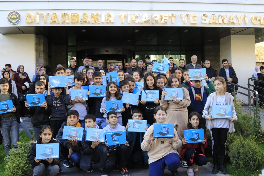 DTSO Kürtçe hikaye yarışmasına katılan çocuklara tablet hediye etti