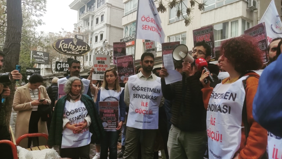Depremzede öğretmenler kamuda ishihdam istiyor 