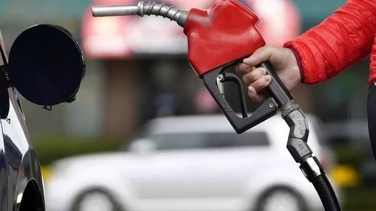 Benzinin litre fiyatına 66 kuruş zam geldi. 