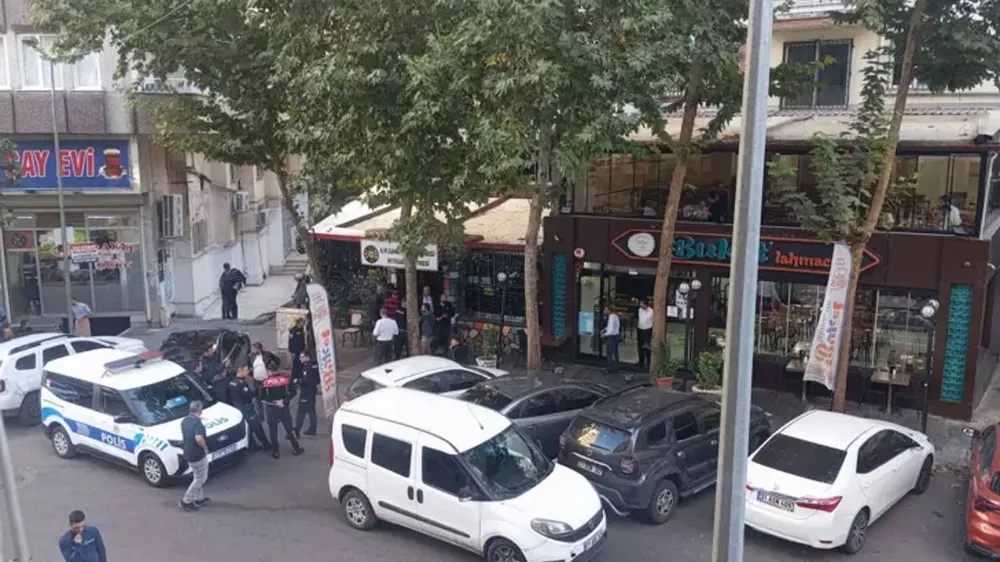 Diyarbakır’da sanat derneğine silahlı saldırı: Camlara kurşun isabet etti