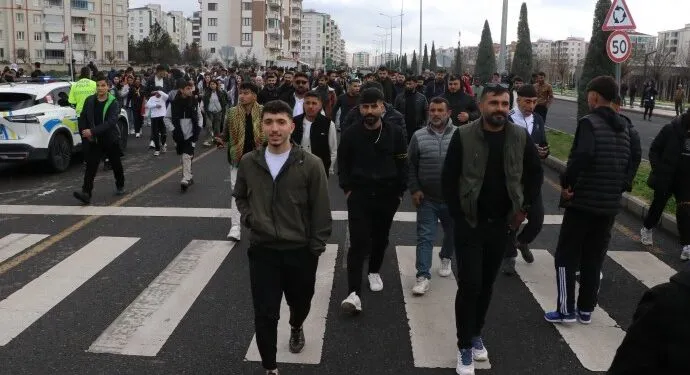 Diyarbakır’da Newroz Coşkusu: Binlerce Kişi Özgürlük ve Demokrasi İçin Alanlara Akın Etti