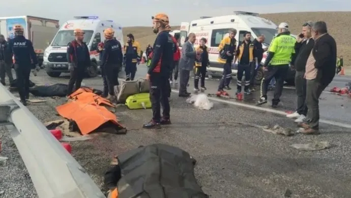 Van’da Feci Kaza: Yolcu Minibüsü ile Kamyonet Çarpıştı, 6 Ölü, 8 Yaralı !