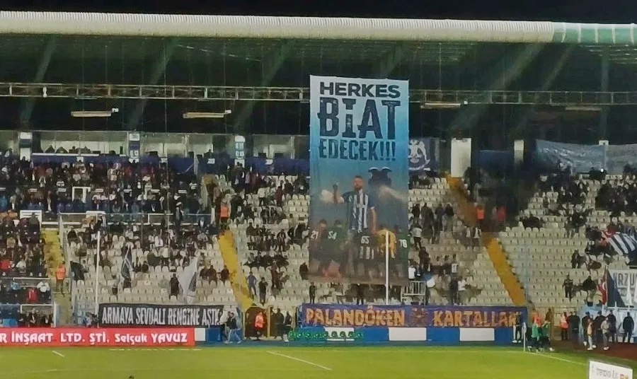 Kürt takımlarını hedef alan pankart tartışma yarattı