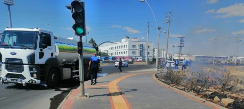 ANIZ NEDENİYLE ÇIKAN YANGIN, BELEDİYENİN ZABITA VE PARK BAHÇELER EKİPLERİ TARAFINDAN SÖNDÜRÜLDÜ