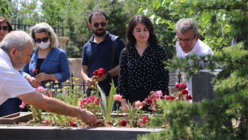 Dr. İlhan Diken mezarı başında anıldı