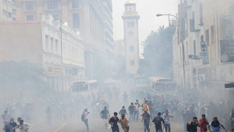 Halk Sri Lanka’da hükümet binasını bastı