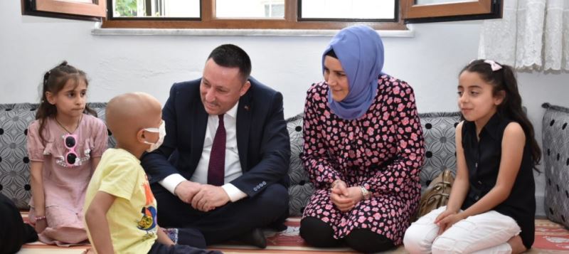 Kanser hastası çocuğa  akülü araba morali 