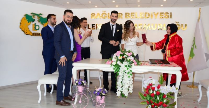 Kendi oğlunun nikahını kıydı ! 