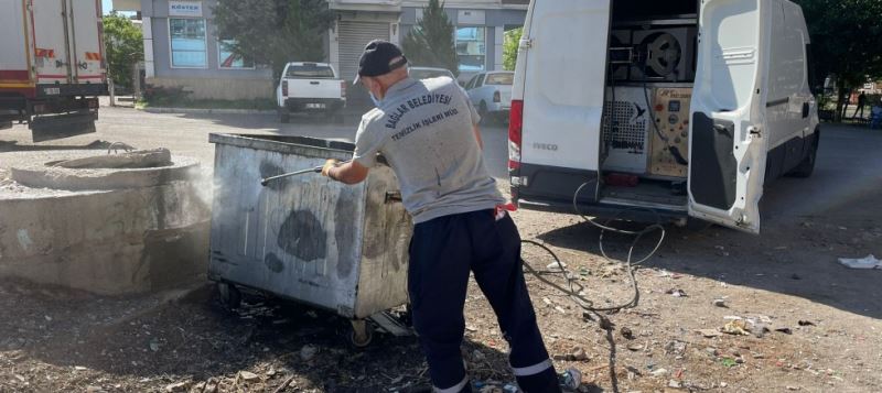 Kötü koku ve hastalık riskine karşı çöp konteynerlerine bakım 