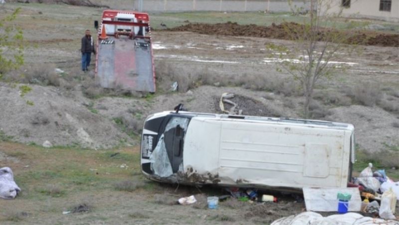 Mevsimlik tarım işçilerini taşıyan araç devrildi: 2 ölü 17 yaralı