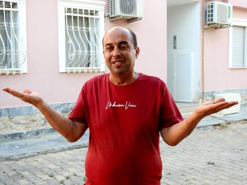 Yeni aldığı evden kiracıları çıkaramayınca onlarla birlikte yaşamaya başladı