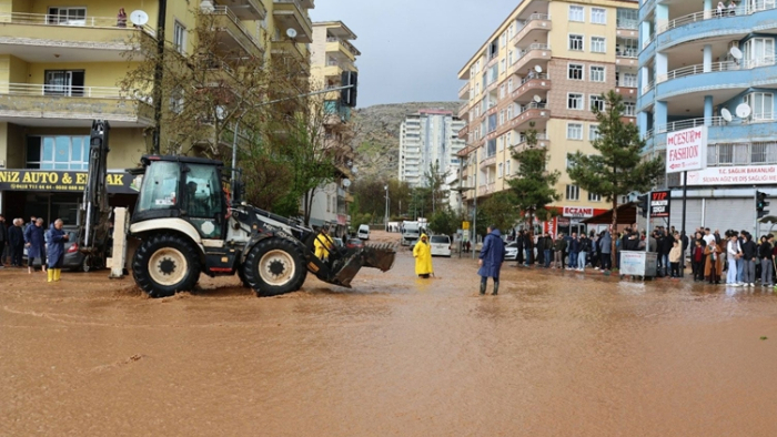 Silvan sele teslim: Sağanak yağış hayatı felç etti