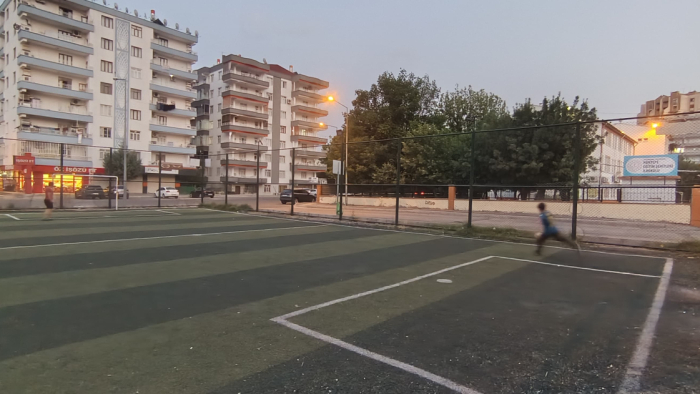 Diyarbakır Kayapınar'da Tehlike Saçan Halı Saha: Çocuklar Korku İçinde, Aileler Tedirgin!