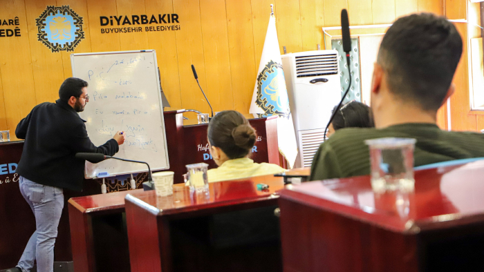Diyarbakır’da Çok Dilli Belediyecilik: Kurmancca ve Zazaca Kurslarıyla Hizmette Yeni Dönem