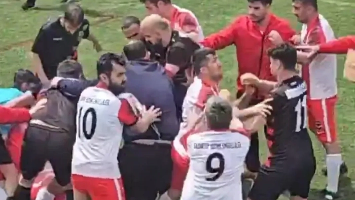 Gaziantep – Diyarbakır Maçında Ortalık Karıştı : Futbolcular Birbirine Girdi